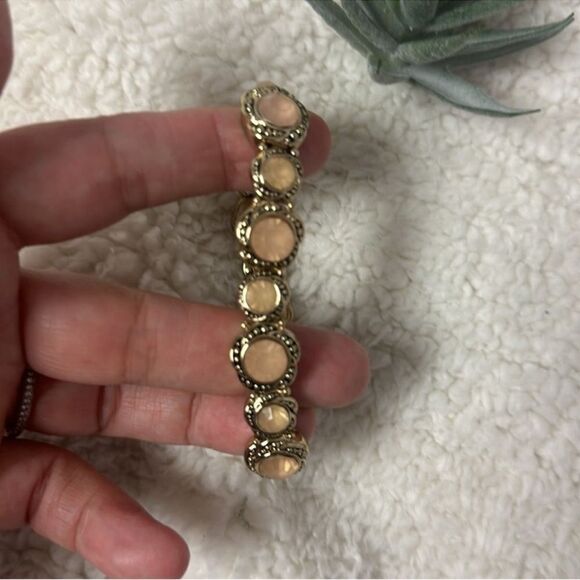 Vintage Gold Tone Peach Nude Rhinestones Stretch Bracelet - Picture 8 of 8